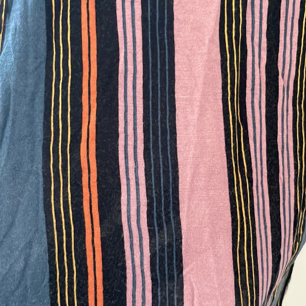 LOFT V-Neck - Picture 4 of 5
